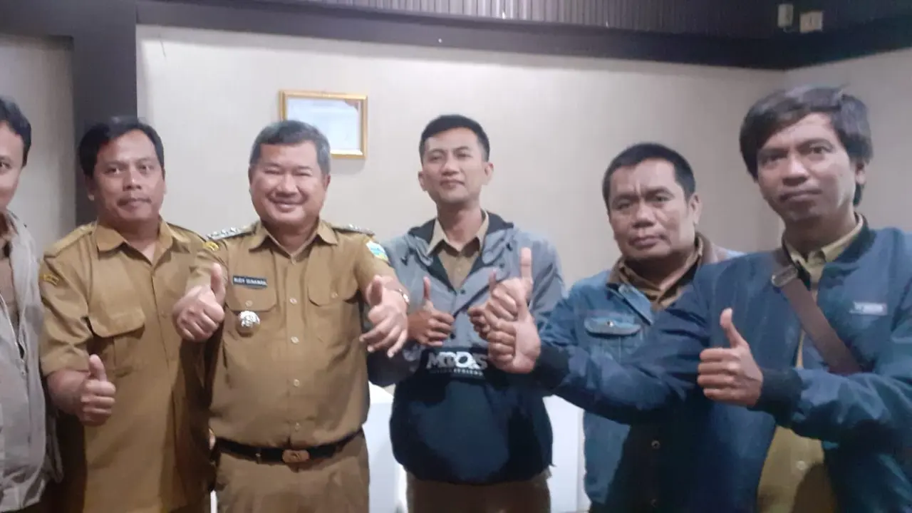 Bupati Garut, bersama Kabid Pengadaan, Pemberhentian, dan Informasi Badan Kepegawaian dan Diklat (BKD) Garut, Deni Darmawan, dan Ketua Forum Komunikasi Honorer Nakes dan Non Nakes (FKHN) Garut, Emul Mulyana. (Liputan6.com/Jayadi Supriadin)