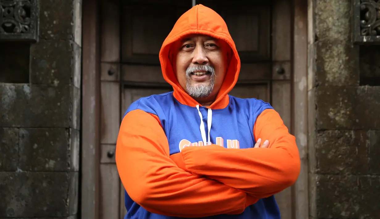 “Ini (kostum) dipasang satu persatu, telinga ditempel, jidat, tangan, kaki, dan itu hanya bisa dipakai sekali karena kalau sudah kena keringat susah dibenerin,” cerita Indro. (Nurwahyunan/Bintang.com)