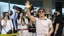 Aktor Hollywood Tom Cruise melambaikan tangan saat tiba untuk mempromosikan film terbarunya 'Top Gun: Maverick' di Bandara Gimpo di Seoul, Korea Selatan, Jumat (17/6/2022). Tom Cruise ke Korea untuk pertama kalinya semenjak pandemi Covid-19 merebak. (AP Photo/Ahn Young-joon)