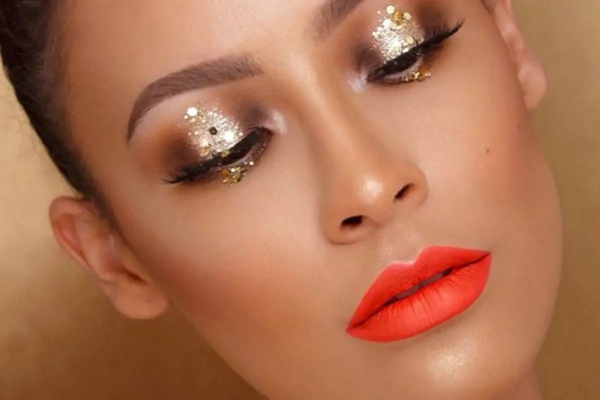 Kece Abis! Berani Coba Buat Eyeshadow Blink-blink?