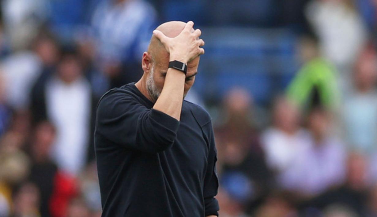 Pelatih Manchester City, Pep Guardiola, tampak kecewa setelah timnya tumbang 1-2 dari Brighton di Amex Stadium dalam laga Premier League, Minggu (31/8/2025) malam WIB. (AP Photo/Ian Walton)