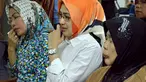 Airin Rachmi Diany (tengah) berusaha menyembunyikan kesedihannya di Pengadilan Tipikor, Senin (23/6/14). (Liputan6.com/Johan Tallo)