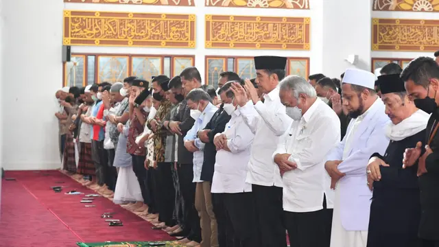 Presiden Joko Widodo atau Jokowi melaksanakan ibadah salat Jumat di Masjid Amah Yani Kota Manado Sulawesi Utara,
