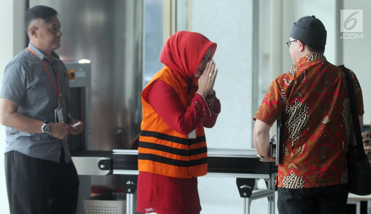 Istri muda Bupati Bengkulu Selatan Dirwan Mahmud, Hendrati (tengah) tiba di Gedung KPK, Jakarta, Rabu (23/5). Hendrati diduga menerima Rp 100 juta terkait suap pengadaan pekerjaan infrastruktur di Pemkab Bengkulu Selatan. (Merdeka.com/Dwi Narwoko)