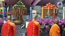 Sejumlah biksu melaksanakan rangkaian perayaan Tri Suci Waisak 2566 BE/2022 di Candi Borobudur, Magelang, Jawa Tengah, Senin (16/5/2022). Setelah sempat ditiadakan selama dua tahun akibat pandemi COVID-19, perayaan Tri Suci Waisak kembali digelar dan diikuti ribuan umat Buddha dari berbagai daerah secara khidmat. (merdeka.com/Iqbal S. Nugroho)