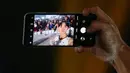 Atlet panjat tebing Korea Selatan berswa foto bersama penonton saat Kejuaraan Dunia Panjat Tebing IFSC 2023 seri Jakarta melawan atlet panjat tebing China, Xinshang Wang di Lot 6, Kompleks Stadion Utama Gelora Bung Karno, Jakarta, Indonesia, Minggu (07/05/2023). Raharjati berhasil mencatatkan waktu 5,11 detik. (Bola.com/Bagaskara Lazuardi)