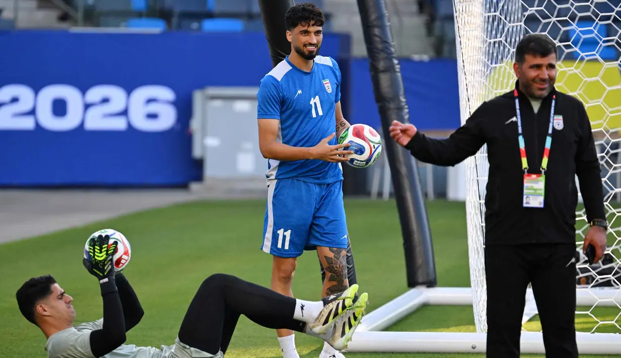 Penyerang Iran, Ali Alipour (tengah), bersama Payam Niazmand (kiri), saat mengikuti sesi latihan di Carson Sports Park, California pada Minggu 14 Juni 2026, menjelang pertandingan Grup G Piala Dunia 2026 melawan Selandia Baru. (Patrick T. Fallon/AFP)