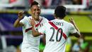 Pemain Peru, Christian Cueva (kiri) dan Edison Flores  merayakan gol ke gawang Ekuador pada babak penyisihan grup B Copa America Centenario 2016 di Glendale, Arizona, AS, (9/6/2016) WIB. (AFP/ Alfredo Estrella)