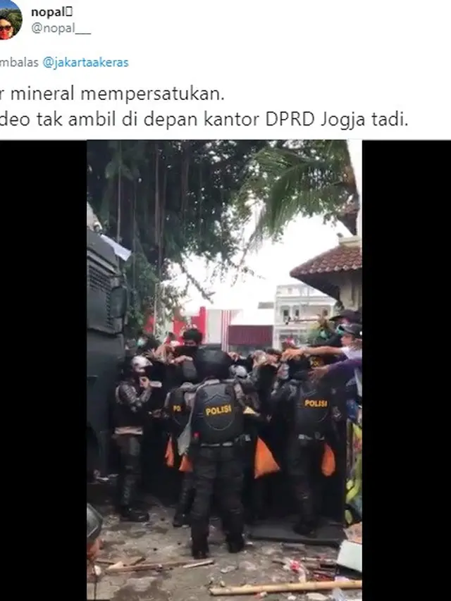 8 Momen Manis Hingga Kocak saat Demo Tolak UU Cipta Kerja Ini Curi Perhatian
