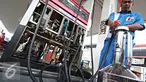 Petugas melakukan pemaparan cara kerja mesin dispenser BBM di SPBU Veteran, Jakarta, Kamis (9/6). Kegiatan ini untuk memberi pemahaman lebih baik terhadap masyarakat tentang cara kerja mesin dispenser BBM yang benar. (Liputan6.com/Immanuel Antonius)