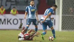 Pemain Persija Jakarta, Pandi Lestaluhu terjatuh saat berduel dengan pemain RCD Espanyol, Leonardo Baptista Esteban pada laga persahabatan di Stadion Patriot, Bekasi, (19/7/2017). Persija kalah 0-7. (Bola.com/Nicklas Hanoatubun)