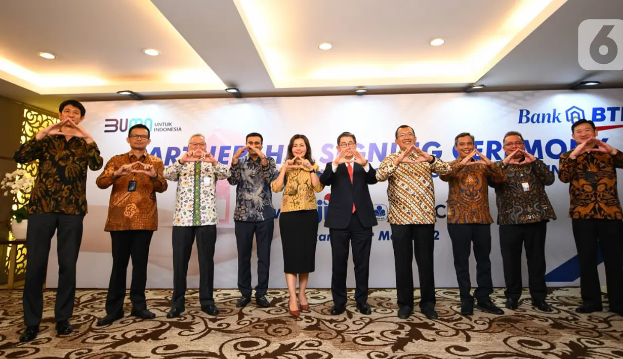 Jajaran Direksi Bank BTN, Japan International Cooperation Agency (JICA), Citi Bank dan BCA foto bersama usai penandatanganan Perjanjian Pinjaman Bank BTN dengan JICA, Citi Bank dan BCA di Jakarta, Rabu (18/5/2022). Bank BTN mendapat dukungan fasilitas pinjaman dari JICA, Citi Bank dan BCA senilai total USD 100 juta atau setara Rp 1,4 triliun untuk mendukung pembiayaan rumah rakyat dan menyukseskan Program Sejuta Rumah. (Liputan6.com/HO/BTN)