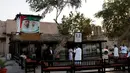 Sejumlah pengunjung berdiri di sebuah kedai kopi di Al Bastakiya, sebuah distrik bersejarah di Dubai, UAE 10 Maret , 2016. Dubai menjaga keindahan bangunan-bangunan bersejarahnya agar tetap memiliki pesona yang luar biasa. (REUTERS/Ahmed Jadallah)