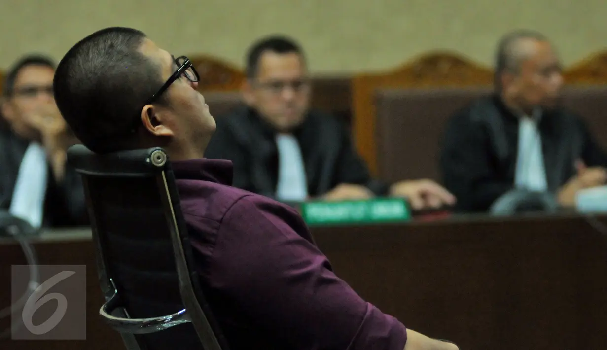 Terdakwa Muhammad Yagari Bhastara alias Gary saat mendengarkan Majelis Hakim di Pengadilan Tipikor, Jakarta, (17/2). Gary terbukti menjadi perantara suap kepada Majelis Hakim Pengadilan Tata Usaha Negara di Medan. (Liputan6.com/Faisal R Syam)