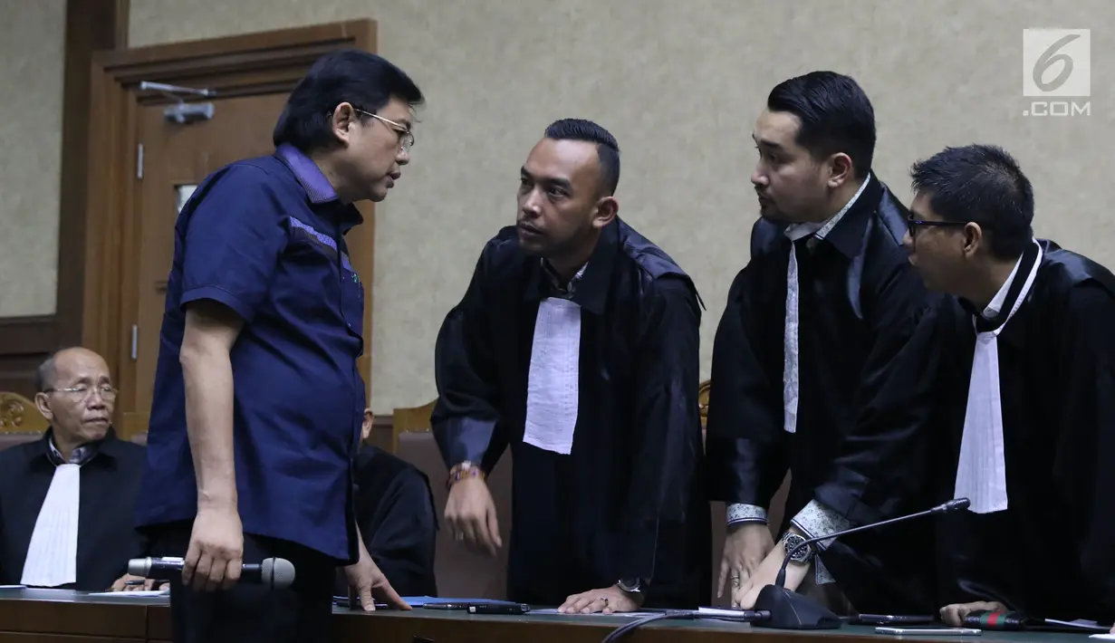 Advokat Lucas (kiri) bersama tim penasehat hukumnya saat sidang dakwaan di Pengadilan Tipikor, Jakarta, Rabu (7/11). Lucas didakwa menghalangi proses penyidikan KPK terhadap tersangka Eddy Sindoro. (Liputan6.com/Helmi Fithriansyah)