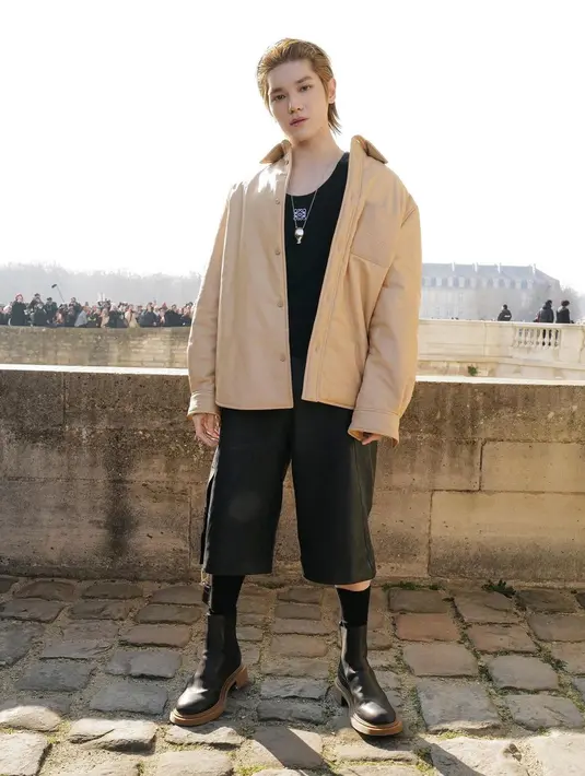 Taeyong NCT tampil bergaya streetwear memadukan leather jacket dengan black tank top dan chelsea boots. @loewe.