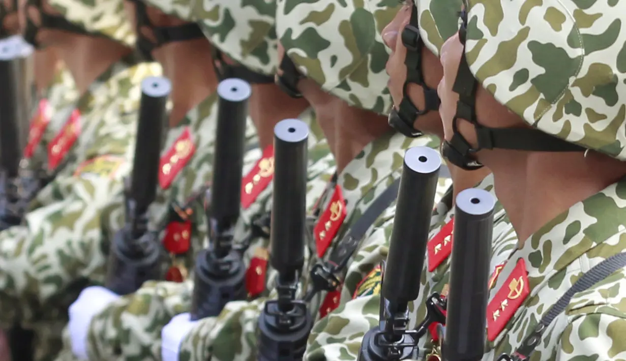 Tentara Vietnam memegang senjata buatan Israel yang di desain oleh U.S selama perayaan Reunification Day di Ho Chi Minh, Vietnam, (30/4). Vietnam dilaporkan telah menyiagakan kekuatan  militer vitalnya, termasuk pasukan elit Divisi 308-nya. (REUTERS)