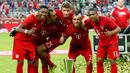 Arturo Vidal (dua dari kanan) dan rekan-rekannya berpose dengan trofi Audi Cup 2015 yang berlangsung di Stadion Allianz Arena, Munchen, Jerman. Kamis (6/8/2015) dini hari WIB. (Reuters/Michaela Rehle)