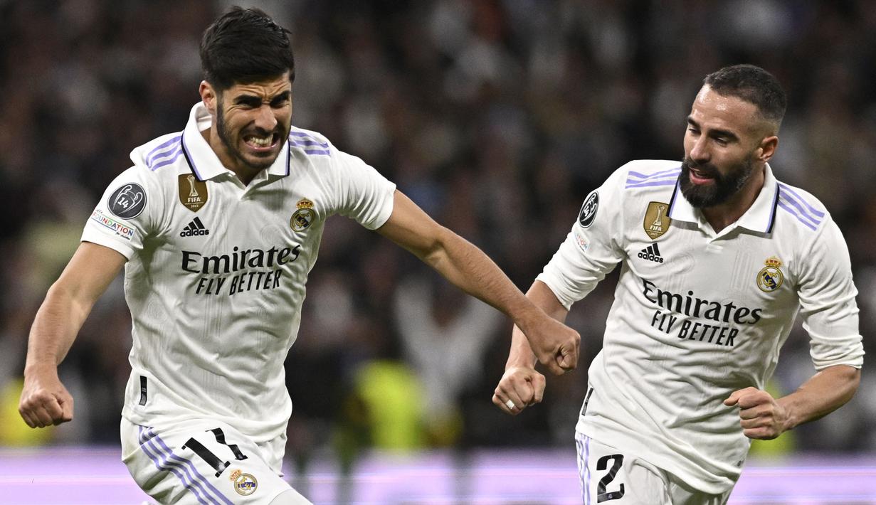 Pemain Real Madrid, Marco Asensio (kiri) merayakan gol kedua timnya bersama Dani Carvajal pada laga leg pertama perempat final Liga Champions 2022/2023 melawan Chelsea di Santiago Bernabeu, Madrid, Kamis (13/04/2023) WIB. Los Blancos menang dengan skor 2-0. (AFP/Oscar Del Pozo)