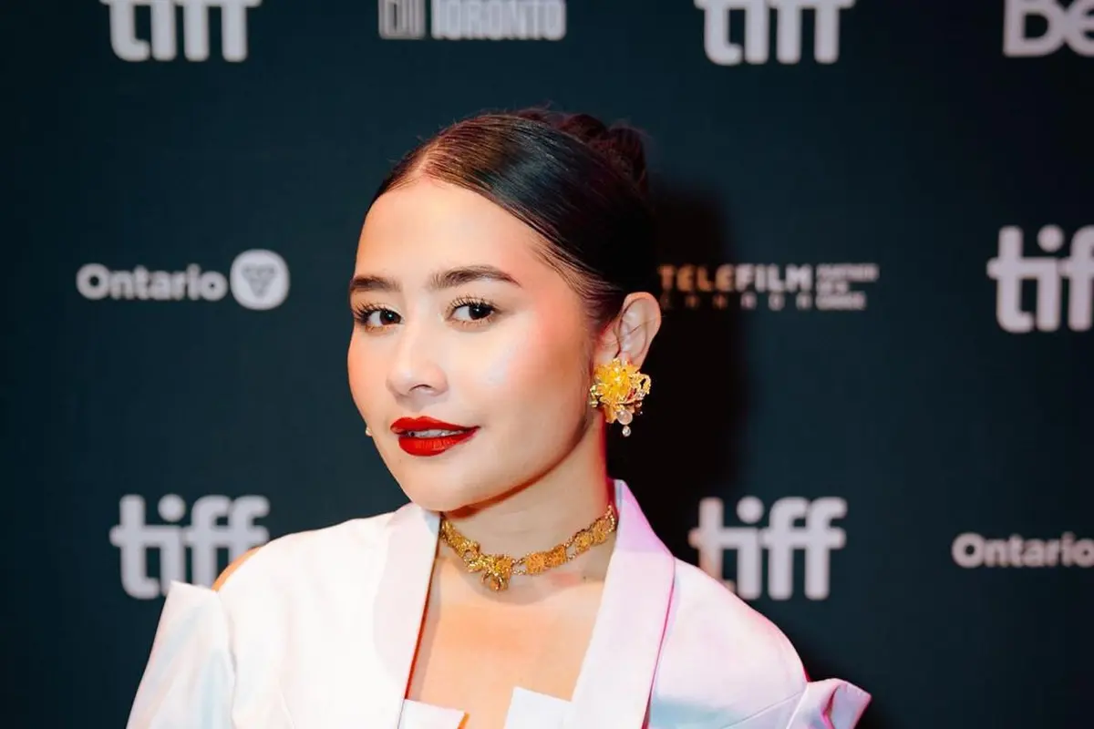 8 Gaya Elegan Prilly Latuconsina dengan Kebaya Modifikasi dan Makeup Bold di Toronto Film Festival 2023