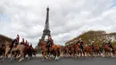 Pasukan berkuda Prancis membentuk formasi saat melintas di depan Menara Eiffel dalam parade kuda ke-20 di Paris, Prancis (19/11). Acara ini menjadi ajang untuk berkumpul bagi mereka pecinta kuda. (AFP Photo/Thomas Samson)