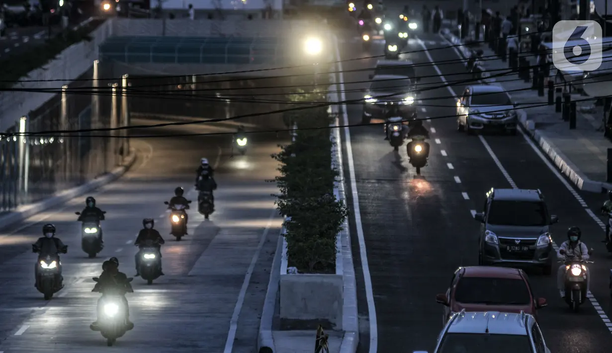 Kendaraan melintasi terowongan saat uji coba Underpass Senen Extension, Jakarta, Senin (9/11/2020). Uji coba dilakukan pada pagi hari mulai pukul 08.00-10.00 WIB dan sore pukul 16.00-19.00 WIB. (merdeka.com/Iqbal S. Nugroho)