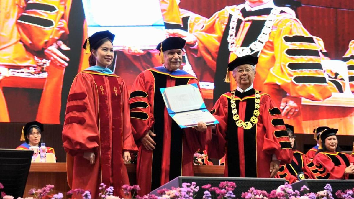 Kisah Pria Asal Amerika Bangun 17 Sekolah di Pedalaman Papua, Kini Raih Gelar Honoris Causa