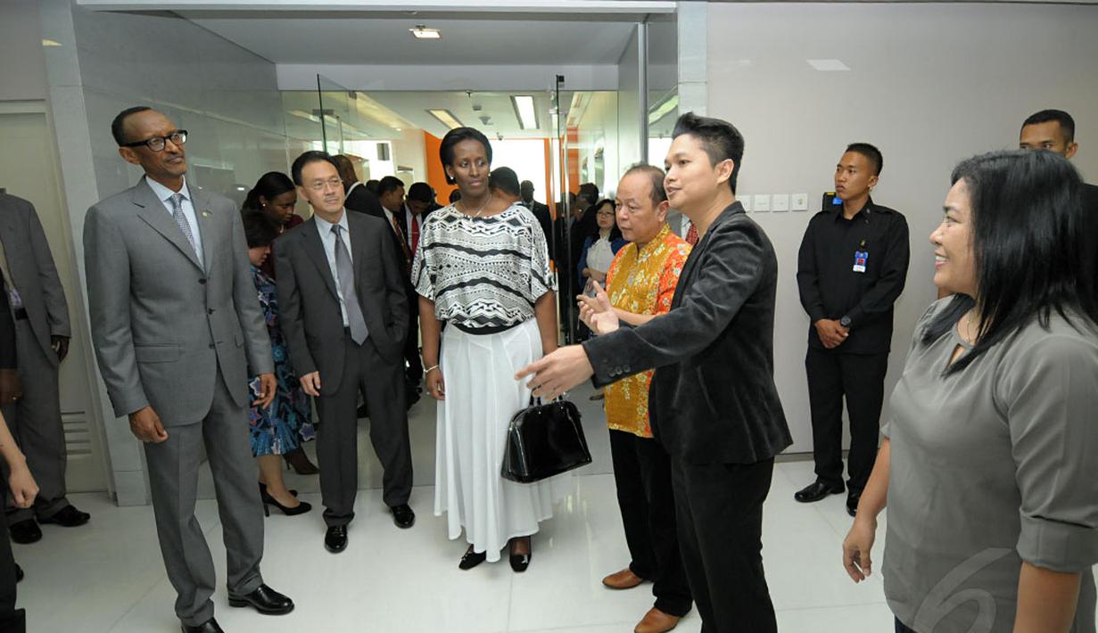 Presiden Rwanda, Paul Kagame (kiri) disambut awak redaksi Liputan6.com saat berkunjung ke kantor Liputan6.com, Jakarta, Jumat (31/10/2014). (Liputan6.com/Helmi Fithriansyah)