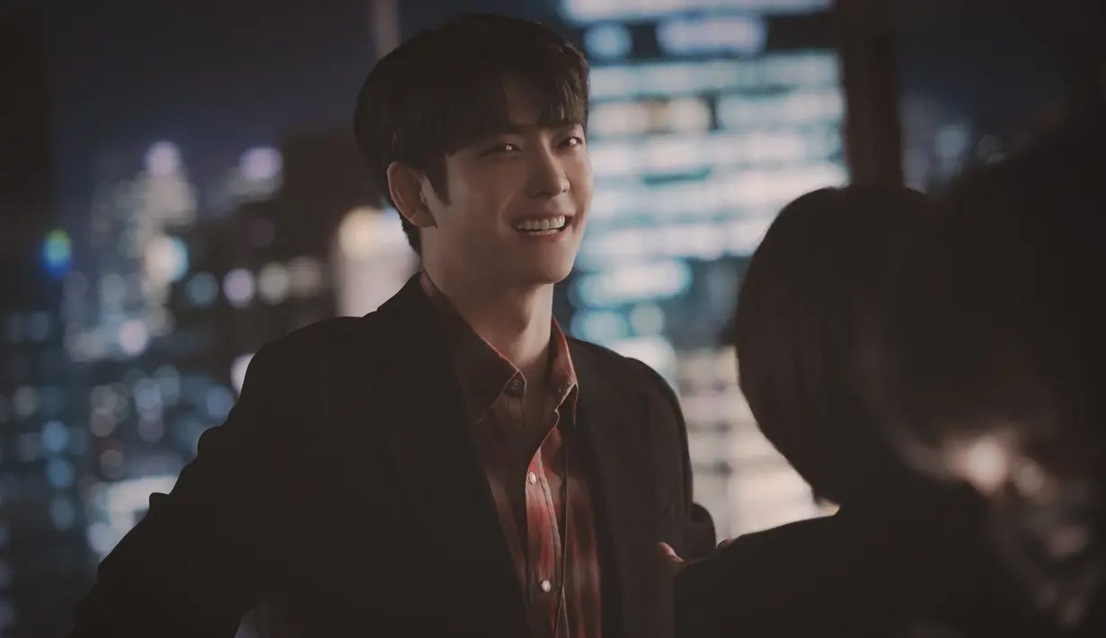 Kang Tae Oh dalam foto di balik layar drakor Extraordinary Attorney Woo. (ENA via Soompi)