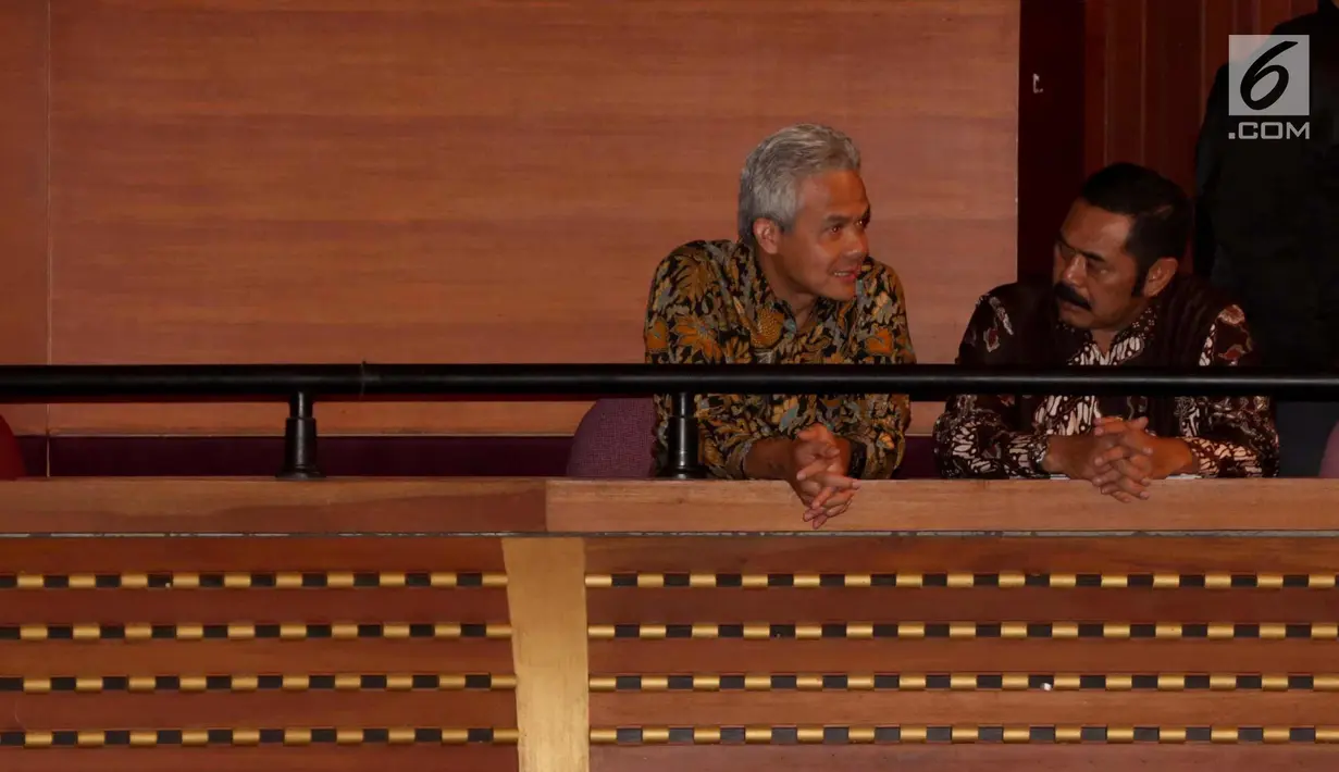 Gubernur Jateng Ganjar Pranowo (kiri) menghadiri HUT Ketum PDIP Megawati Soekarnoputri ke-71, Jakarta, Selasa (23/1). Dalam acara tersebut menampilkan teater bertajuk "Satyam Eva Jataye" karya seniman Butet Kertaradjasa. (Liputan6.com/Faizal Fanani)