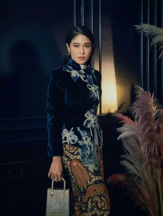Dian Sastro tampil feminin maskulin dengan beskap velvet Navy dari Sapto Djojokartiko. Dipadukan dengan kain batik dari Iwan Tirta [@hagaipakan]