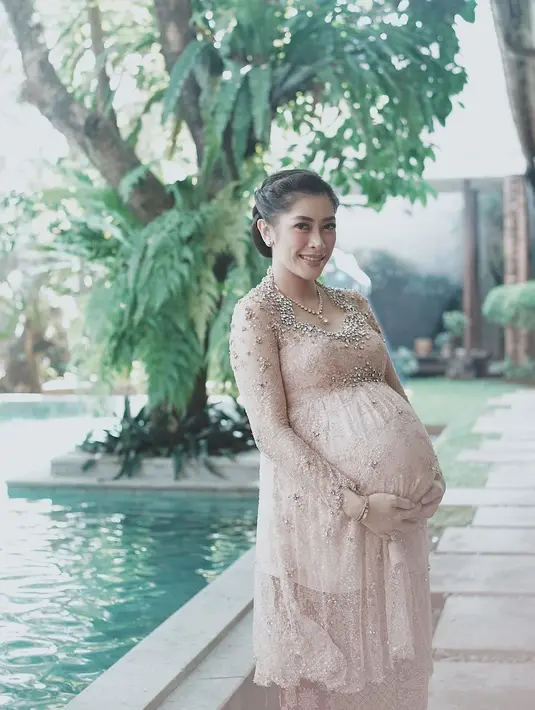 Penampilan berkebaya Aliya saat hamil. Ia memilih kebaya model loose peplum warna pink yang cantik dan nyaman. [@ruby_26]