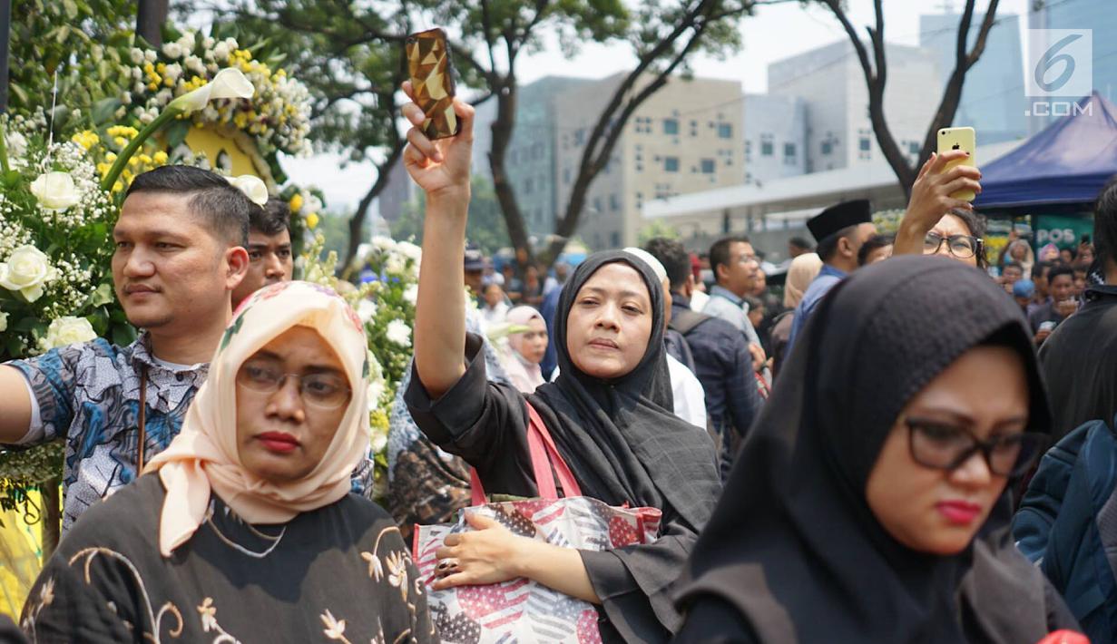 FOTO: Warga Antusias Iringi Kepergian BJ Habibie Menuju ...