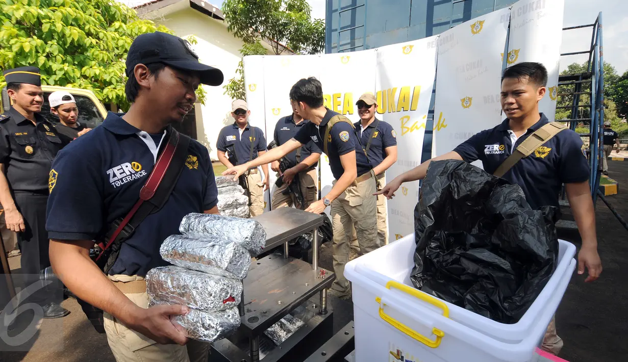 Petugas Bea Cukai menjaga barang bukti sabu seberat 33 kg saat rilis di Jakarta, Kamis (23/6). Bea Cukai bersama BNN menggagalkan penyelundupan 33 kg sabu yang dikemas dalam tiga moulding stainless stell. (Liputan6.com/Helmi Fithriansyah)