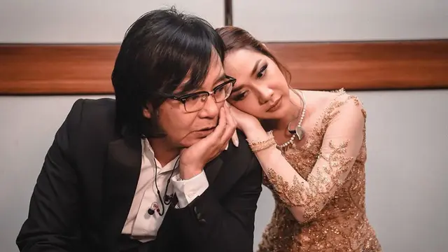 Menangis di Pelukan Ari Lasso, Ini 6 Potret Persahabatan BCL dan Ari Lasso