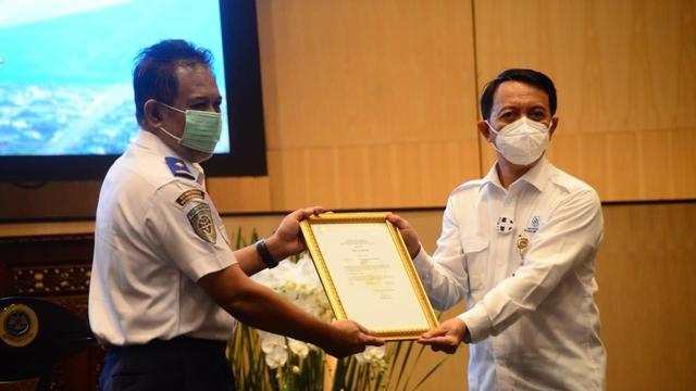 Kementerian Perhubungan secara resmi menyerahkan sertifikat tipe Pesawat N219 kepada PT Dirgantara Indonesia (DI). (Foto: Kemenhub)