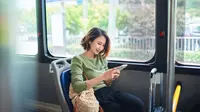 Ilustrasi wanita sedang menggunakan transportasi umum. (Foto: Shutterstock)