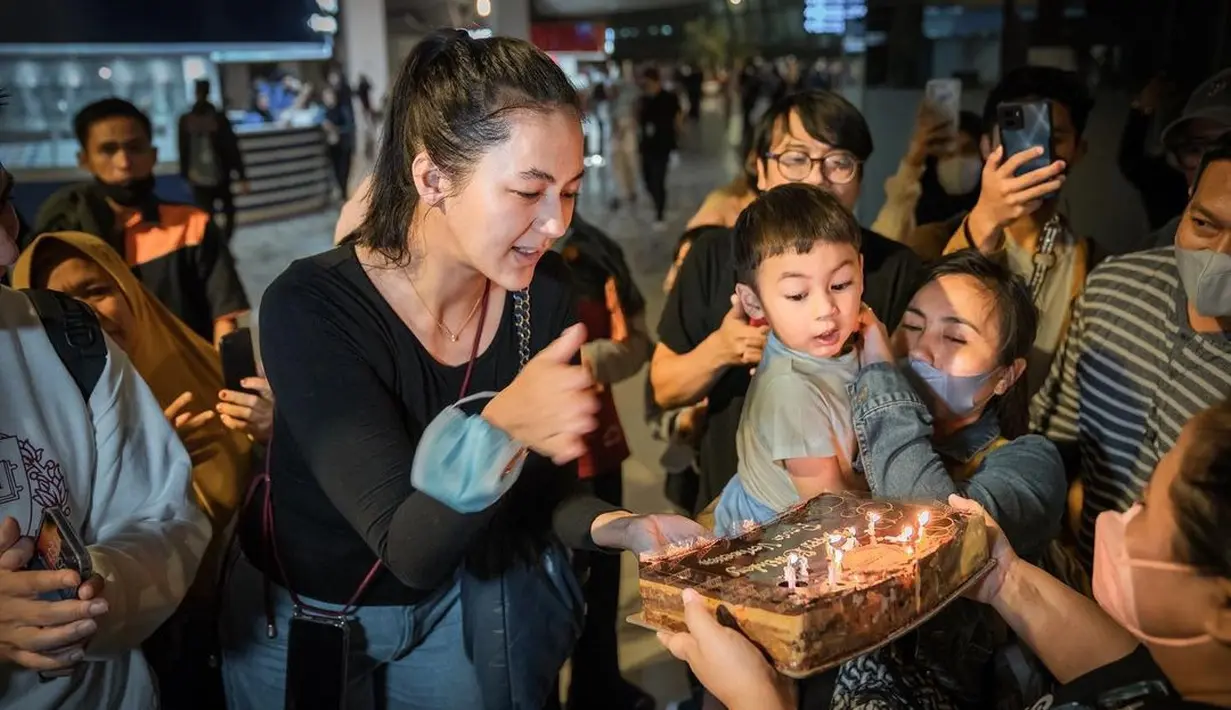 Paula Verhoeven dan anaknya, Kiano Tiger Wong, meniup lilin ulang tahun yang telah disiapkan oleh karyawannya. (Foto: Instagram/ paula_verhoeven)