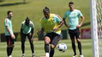 Pemain Portugal, Bruno Alves melakukan latihan menendang penalti di Centre National de Rugby, Marcoussis (24/6/2016). Portugal bersua Kroasia pada laga 16 Besar Piala Eropa 2016, Minggu (26/6/2016) dini hari WIB.  (Reuters/Darren Staples)