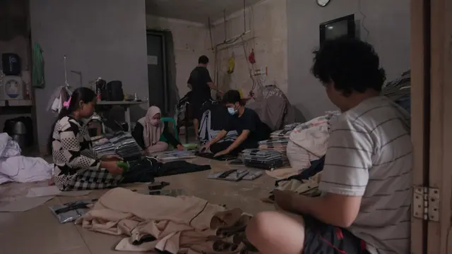 Karyawan Menjahit Baju Muslim
