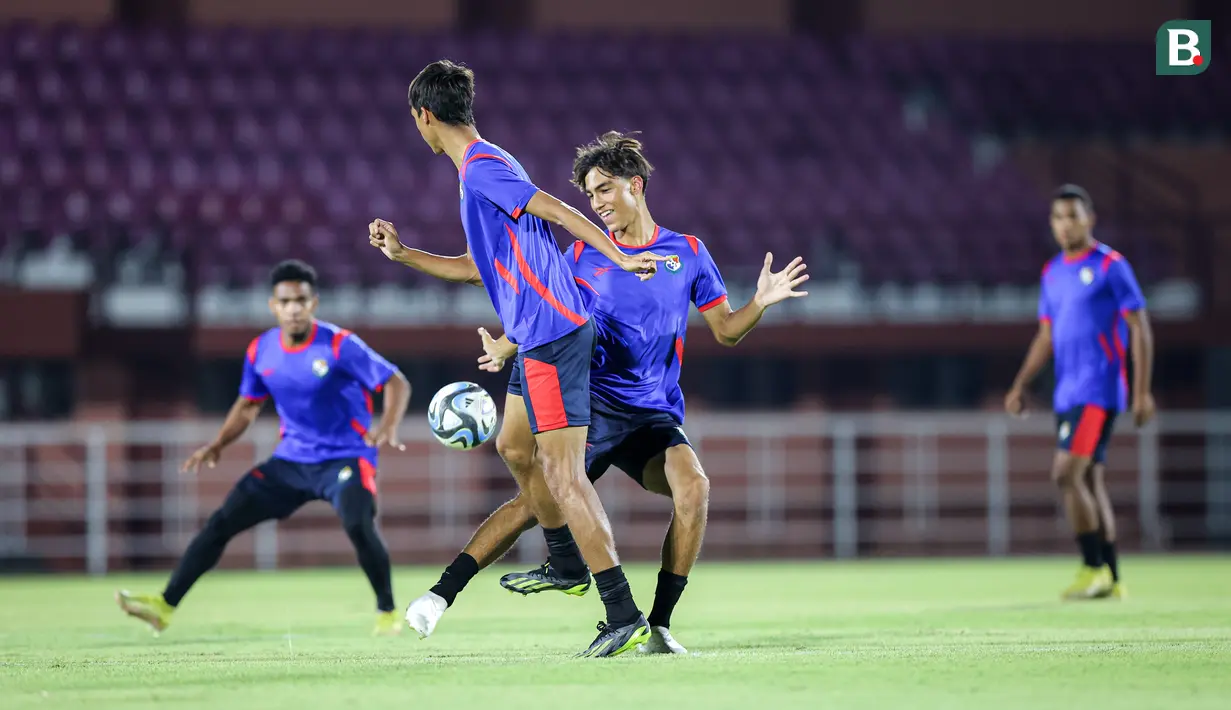 <p>Sejumlah pemain Timnas Panama U-17 saat melakukan latihan resmi menjelang matchday kedua Grup A Piala Dunia U-17 2023 melawan Timnas Indonesia U-17 di Lapangan Thor, Wonokromo, Surabaya, Minggu (12/11/2023). (Bola.com/Bagaskara Lazuardi)</p>