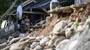 Guncangan gempa menyebabkan kerusakan parah pada sejumlah bangunan dan infrastruktur lainnya. (Jam STA ROSA/AFP)