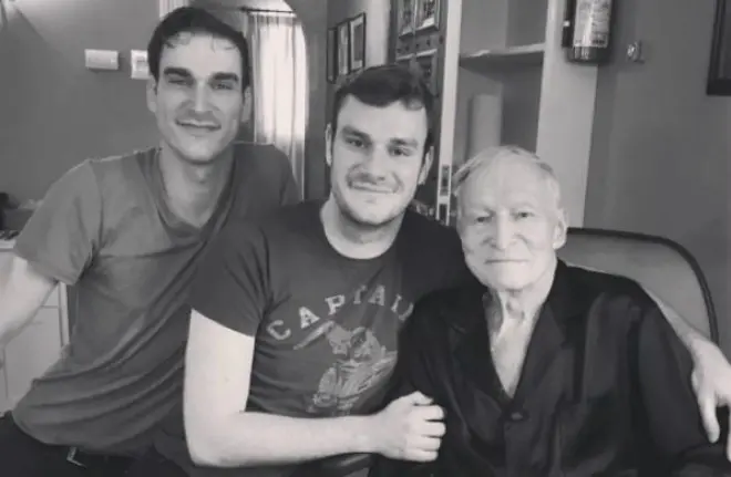 Hugh Hefner bersama kedua putranya 