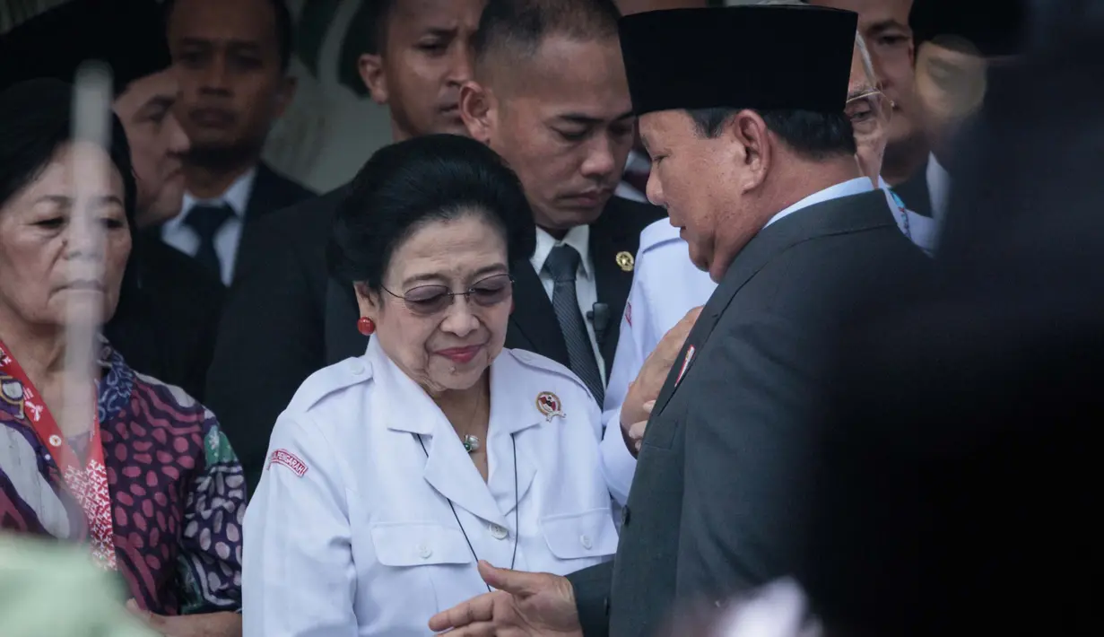 Presiden Republik Indonesia Prabowo Subianto (kanan) menyalami Presiden Indonesia kelima sekaligus Ketua Dewan Pengarah Badan Pembinaan Ideologi Pancasila (BPIP) Megawati Soekarnoputri (tengah) saat peringatan Hari Lahir Pancasila di Gedung Pancasila, kompleks Kementerian Luar Negeri di Jakarta, pada Senin 2 Juni 2025. (YASUYOSHI CHIBA/AFP)