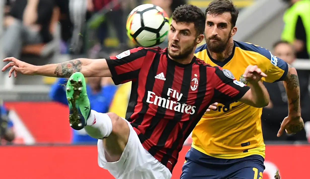 Aksi pamin AC Milan, Patrick Cutrone (kiri) berusaha melewati kejaran pemain Hellas Verona, Antonio Caracciolo pada lanjutan Serie A di San Siro stadium, Milan, (5/5/2018). AC Milan menang telak 4-1. (AFP/Miguel Medina)