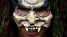 Peserta mengunakan topeng saat festival cahaya atau disebut festival Neku Jatra-Mataya di Lalitpur, Nepal (31/8/2015). Umat Buddha Nepal memperingati hari kemenangan Buddha Sakyamuni terhadap mahluk bernama Mara. (REUTERS/Navesh Chitrakar)