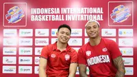 Pemain Timnas Basket Putra Indonesia, Andakara Prastawa (kiri) dan Brandon Jawato berfoto saat konferensi pers Indonesia International Basketball Invitational di Indonesia Arena, Senayan, Jakarta, Kamis (27/07/2023). (Bola.com/Bagaskara Lazuardi)
