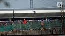 Sejumlah pekerja menyelesaikan proyek pembangunan depo LRT (Light Rail  Transit ) di Jatimulya, Bekasi Jawa Barat, Sabtu (11/6/2022). Saat ini pembangunan depo LRT (Light Rail  Transit ) konstruksinya telah mencapai  90 persen. (merdeka.com/Imam Buhori)