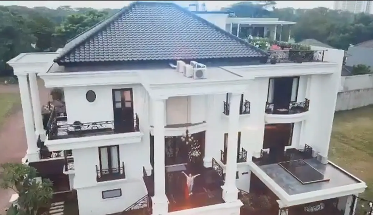 Prilly Latuconsina (Instagram/prillylatuconsina96)