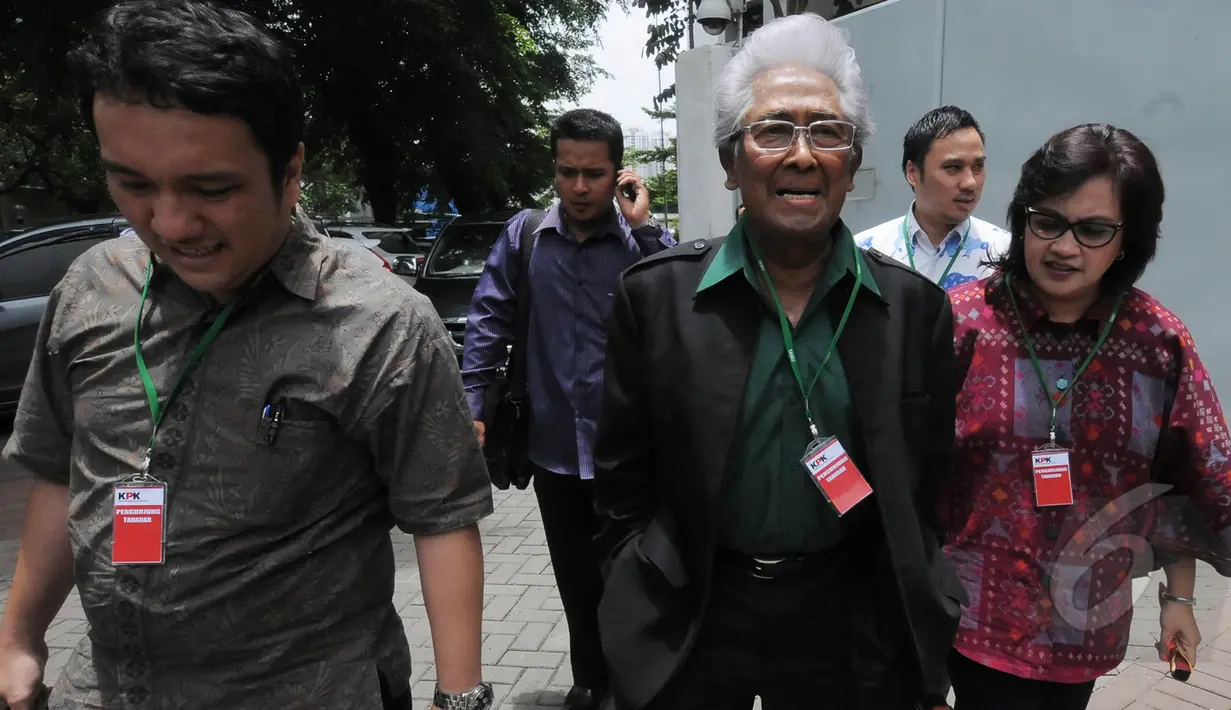 Adnan Buyung Nasution berjalan keluar dari rumah tahanan KPK, Jakarta, Jumat (6/3/2015). Adnan mengungkapkan kliennya Anas Urbaningrum akan melakukan kasasi ke Mahkamah Agung atas vonis yang diterimanya. (Liputan6.com/Herman Zakharia)